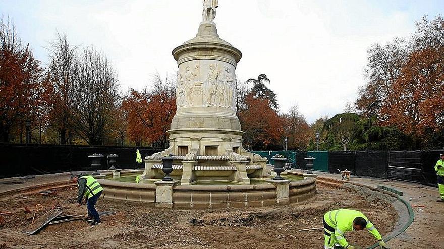 Obras en la fuente de Julián Gayarre en la plaza central de la Taconera.  | FOTO: JAVIER BERGASA