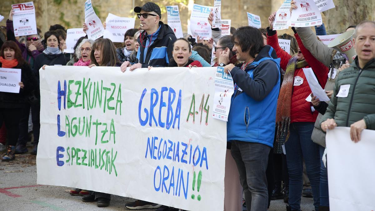 Concentración convocada por los sindicatos LAB, AFAPNA, ELA, CCOO y UGT en el marco de la huelga del personal especialista de apoyo educativo para denunciar &quot;condiciones laborales precarias&quot;.