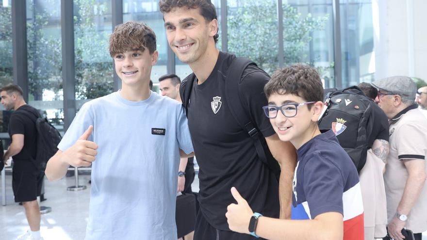 La afición de Osasuna arropa a los jugadores en su llegada al estadio de Getafe