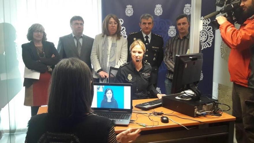 La Policía Nacional instala servicios para promover la accesibilidad de personas con discapacidad auditiva.