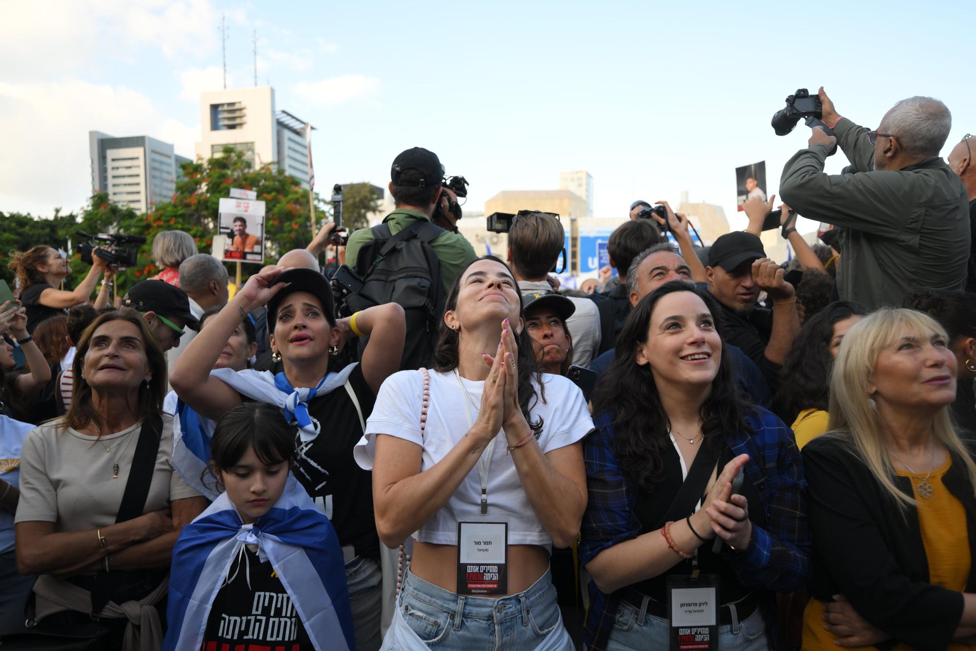 En imágenes | Los familiares de los rehenes israelíes celebran su liberación