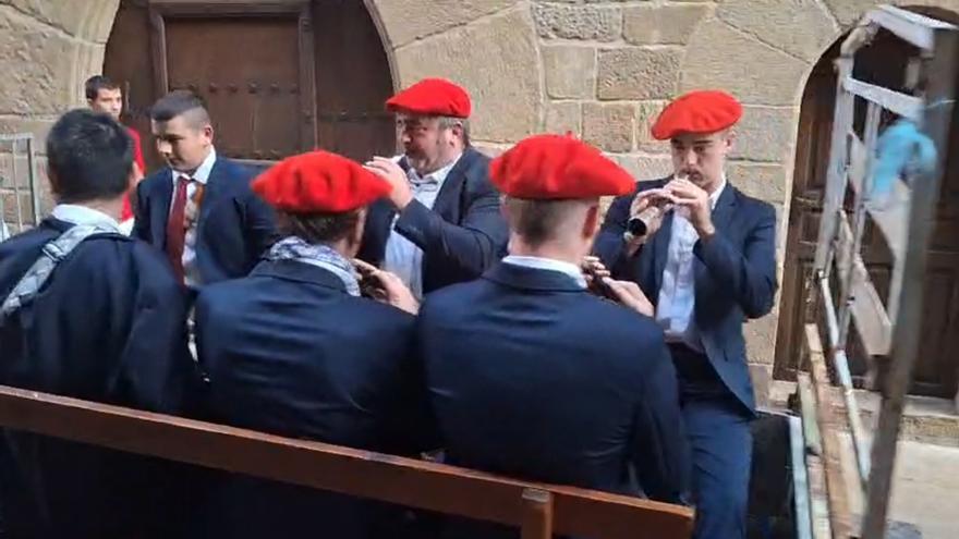 Los gaiteros de Lumbier recorren el pueblo en la última diana de las fiestas 2025