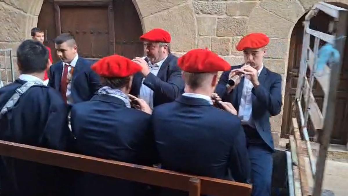 Los gaiteros de Lumbier recorren el pueblo en la última diana de las fiestas 2025.