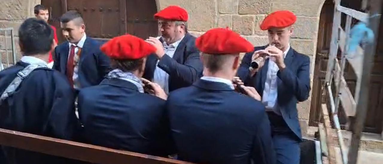 Los gaiteros de Lumbier recorren el pueblo en la última diana de las fiestas 2025