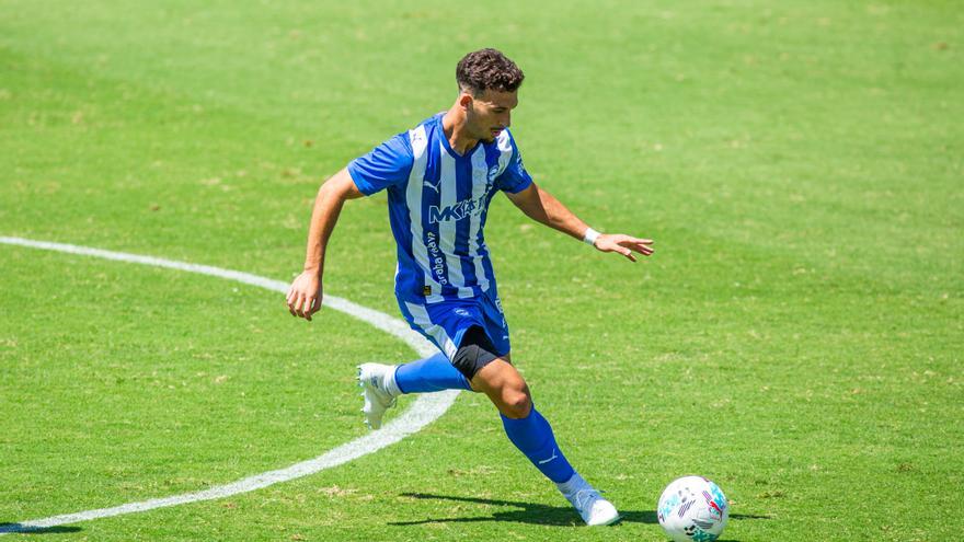 El lateral Víctor Parada renueva su contrato con el Alavés hasta 2029