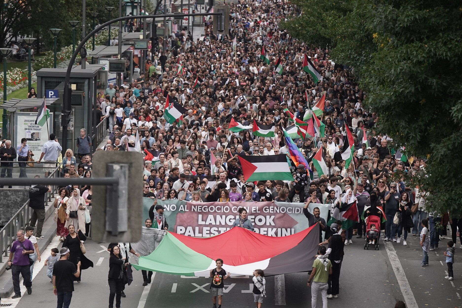 [Fotos] Donostia se vuelca con Palestina en la huelga general