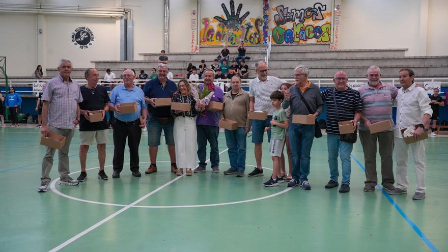 Homenaje y fiesta del balonmano en el IV Memorial 'Txapelas'