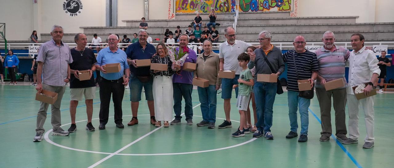 Homenaje y fiesta del balonmano en el IV Memorial 'Txapelas'