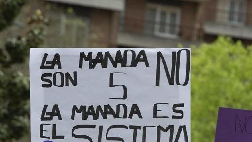 Una joven exhibe un cartel contra ‘La Manada’.