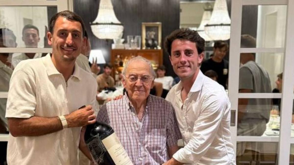 Oyarzabal y Odriozola junto a Txomin Rekondo con otros jugadores por detrás