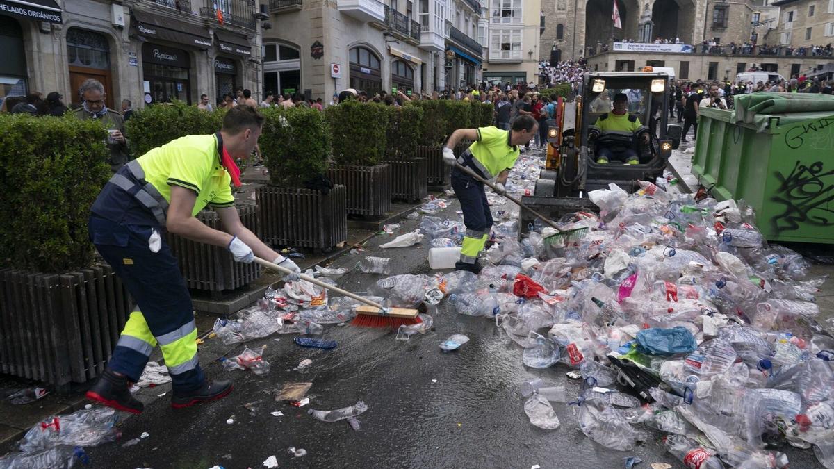 Limpieza tras el txupinazo de las fiestas de La Blanca. Limpieza tras el txupinazo de las fiestas de La Blanca.