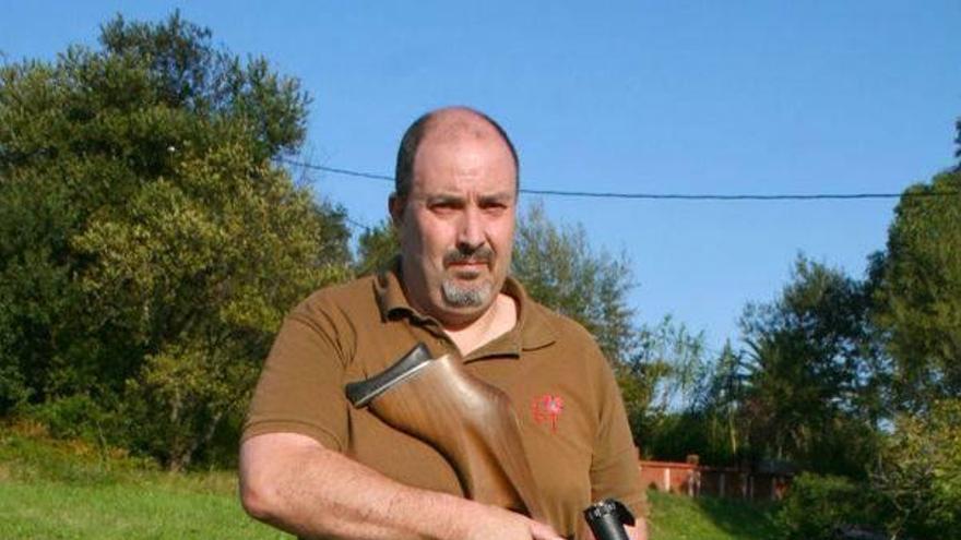 José Antonio posa con su carabina de aire comprimido en Barrika.