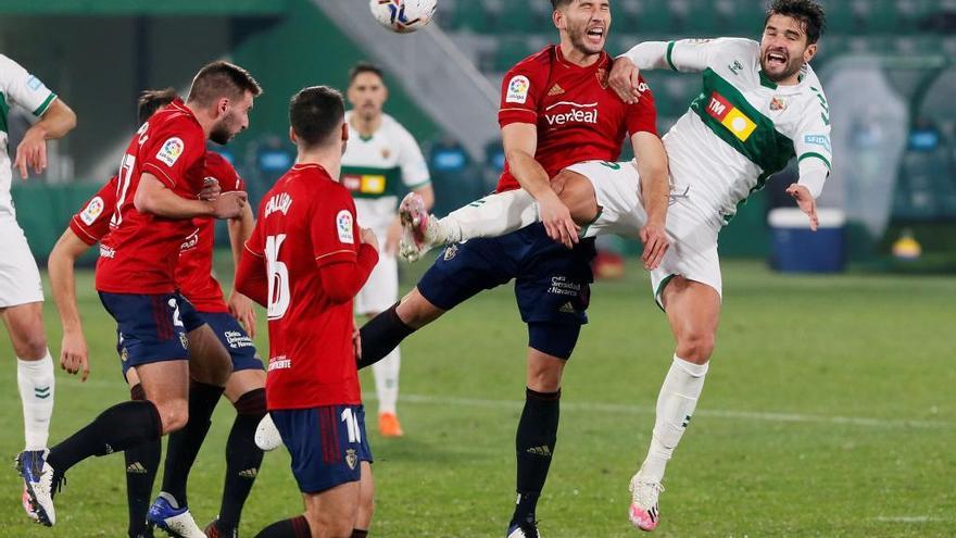 Barragán y David García pugnan por un balón durante el partido.