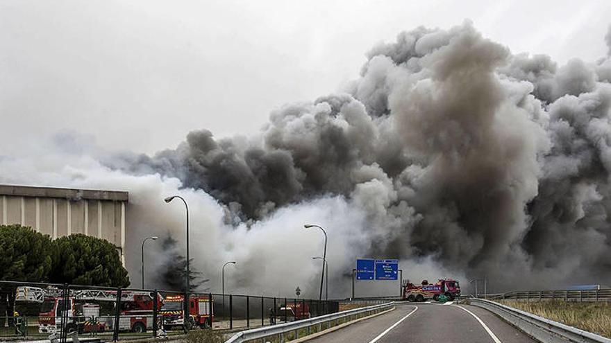 Vista del incendio que causó daños muy graves en la planta principal de la empresa cárnica Campofrío.