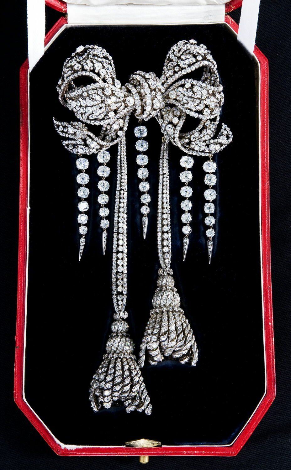 Imagen facilitada del broche de la emperatriz Eugenia, uno de los objetos robados del Museo del Louvre, en París.