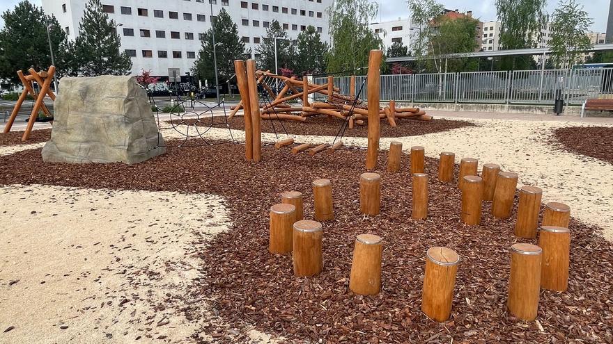 El barrio de Zabalgana renueva la zona naturalizada de juegos infantiles en Avenida Naciones Unidas