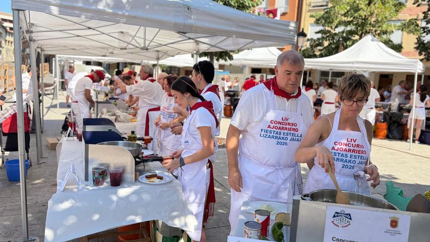 El concurso de ajoarriero reúne a una veintena de parejas en fiestas de Estella-Lizarra 2026