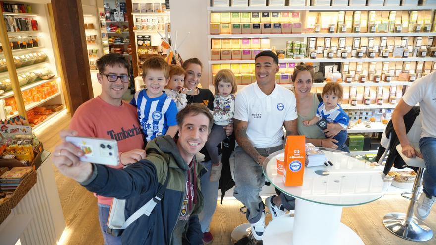 En imágenes: Firma de autógrafos para desbordar Vitoria-Gasteiz de ilusión albiazul