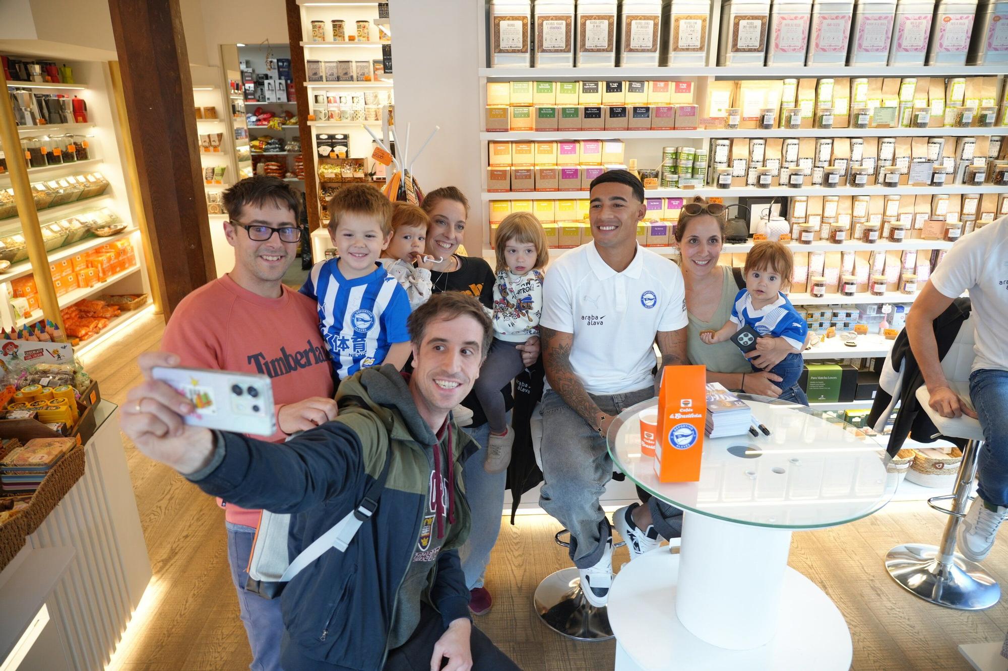 En imágenes: Firma de autógrafos para desbordar Vitoria-Gasteiz de ilusión albiazul