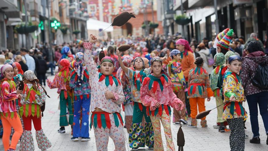 Eguen Zuriko kalejirak kolorez bete ditu Eibarko kaleak