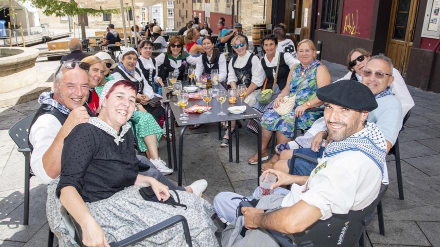 Vermút del mediodía del sábado en fiestas de la Virgen Blanca 2026
