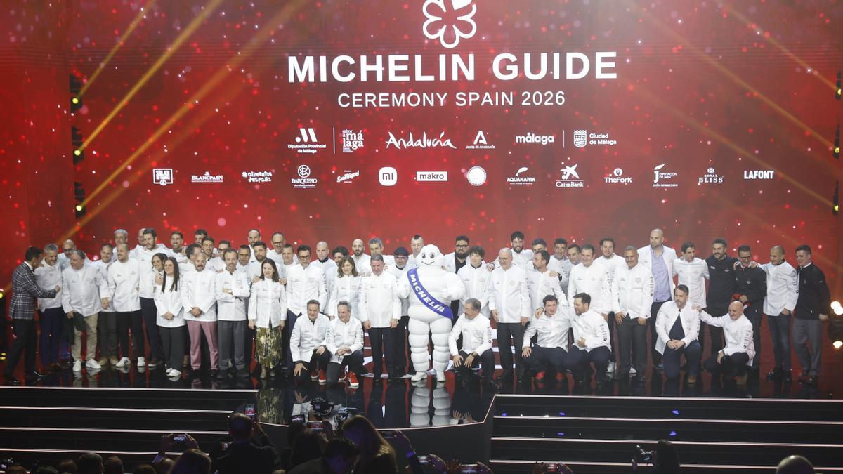 Fotografía de familia de todos los galardonados durante la gala de entrega de las Estrellas Michelín 2026, este martes en Málaga.