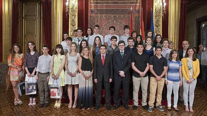 Los alumnos reconocidos, junto al consejero Iribas.