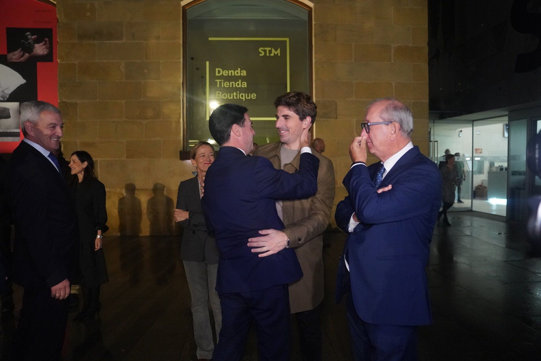 Imanol Pradales saluda al alcalde de Donostia, Jon Insausti