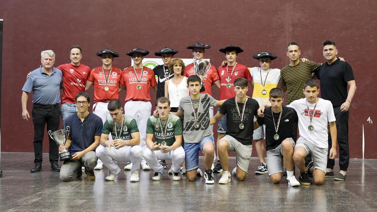 Fotografía conjunta tras la final, con los ganadores y los finalistas.