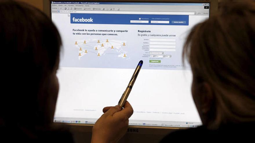 Una mujer observa la página de Facebook.