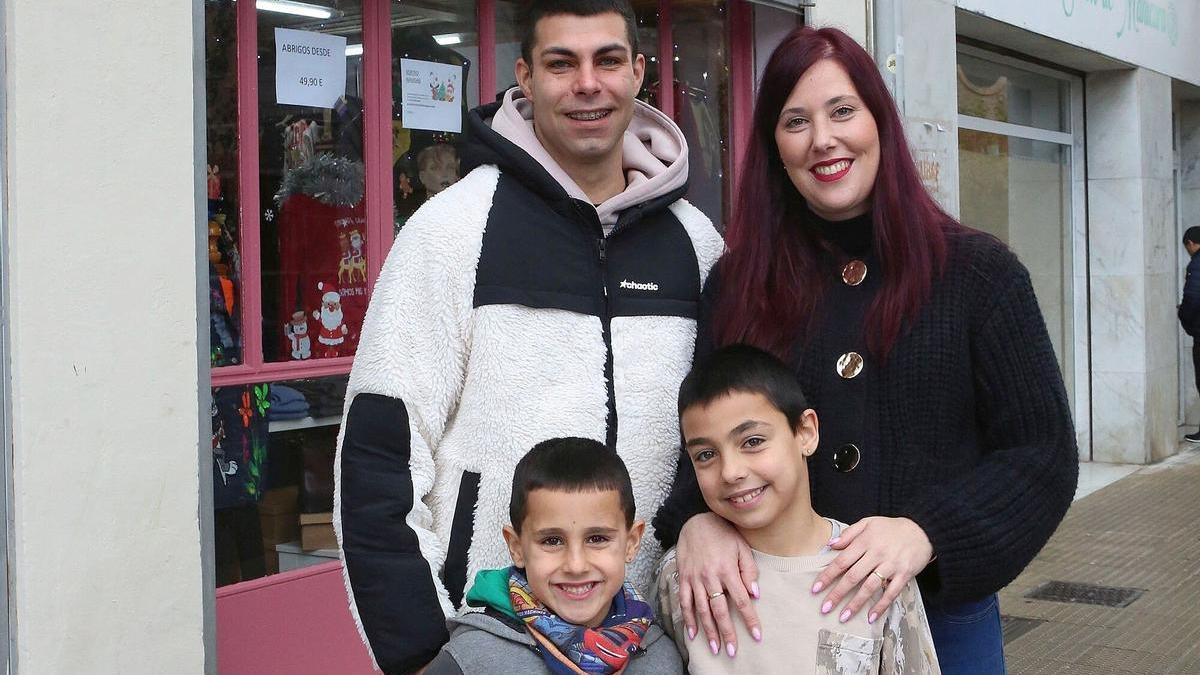 La emprendedora Noemí Guerrero, con su marido Javi y sus hijos Nael y Ayden a las puertas de su tienda recién inaugurada en la calle Ermita de Burlada.