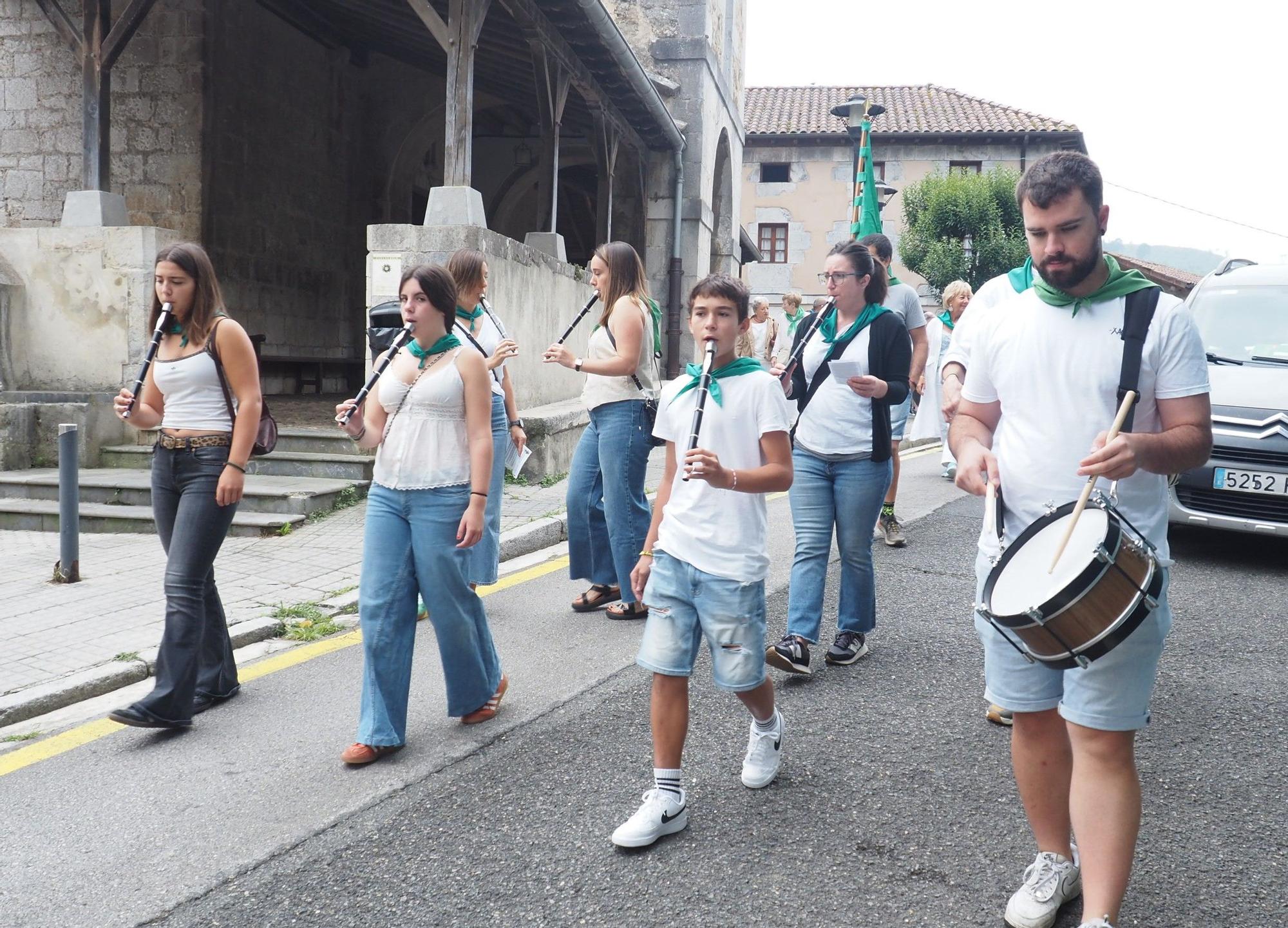 Fiesta en verde y blanco en la ermita de Santa Ana de Mendaro