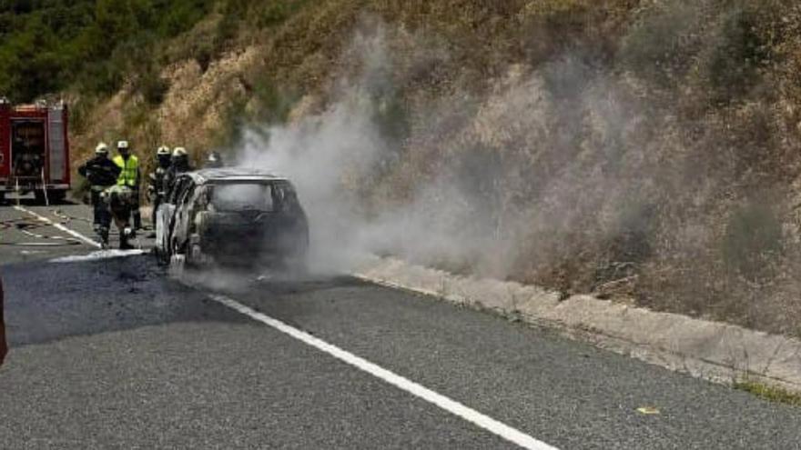 Arde un coche en la A-12 en Puente la Reina-Gares