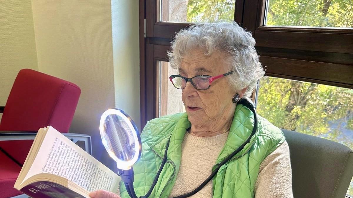 Una señora probando las lupas que a partir del 3 de noviembre estarán disponibles en la biblioteca. Una señora probando las lupas que a partir del 3 de noviembre estarán disponibles en la biblioteca.