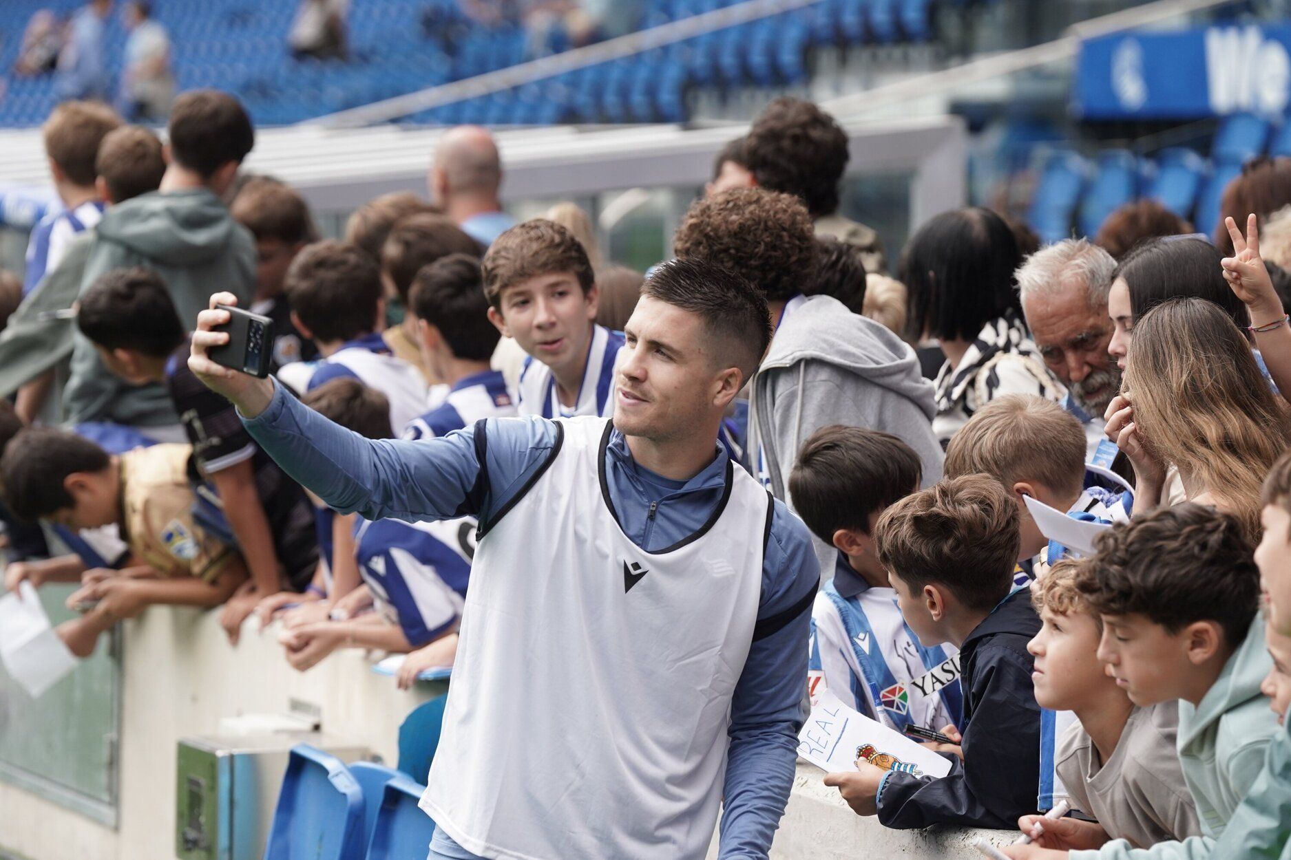 El entrenamiento de la Real a puerta abierta en Anoeta, en imágenes