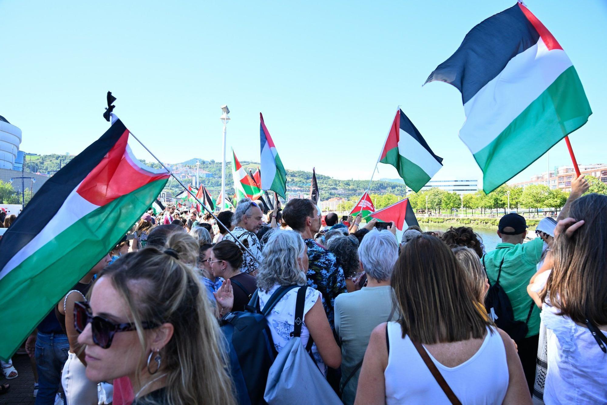 En imágenes: marcha marítima por la ría en solidaridad con Palestina desde Santurtzi