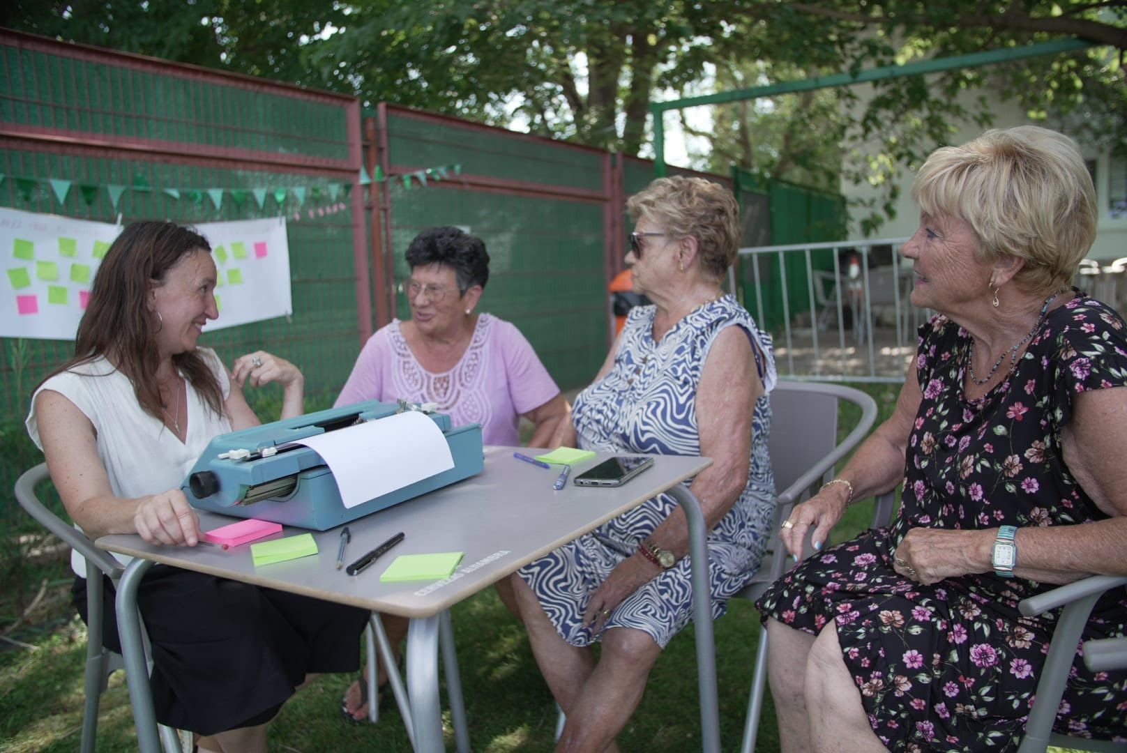 A Mélida, Jara Calvo, poeta y periodista, ha llevado una propuesta para trabajar con la palabra y la comunicación, de la que ha salido un rap con videoclip compuesto por vecinas y vecinos del pueblo.