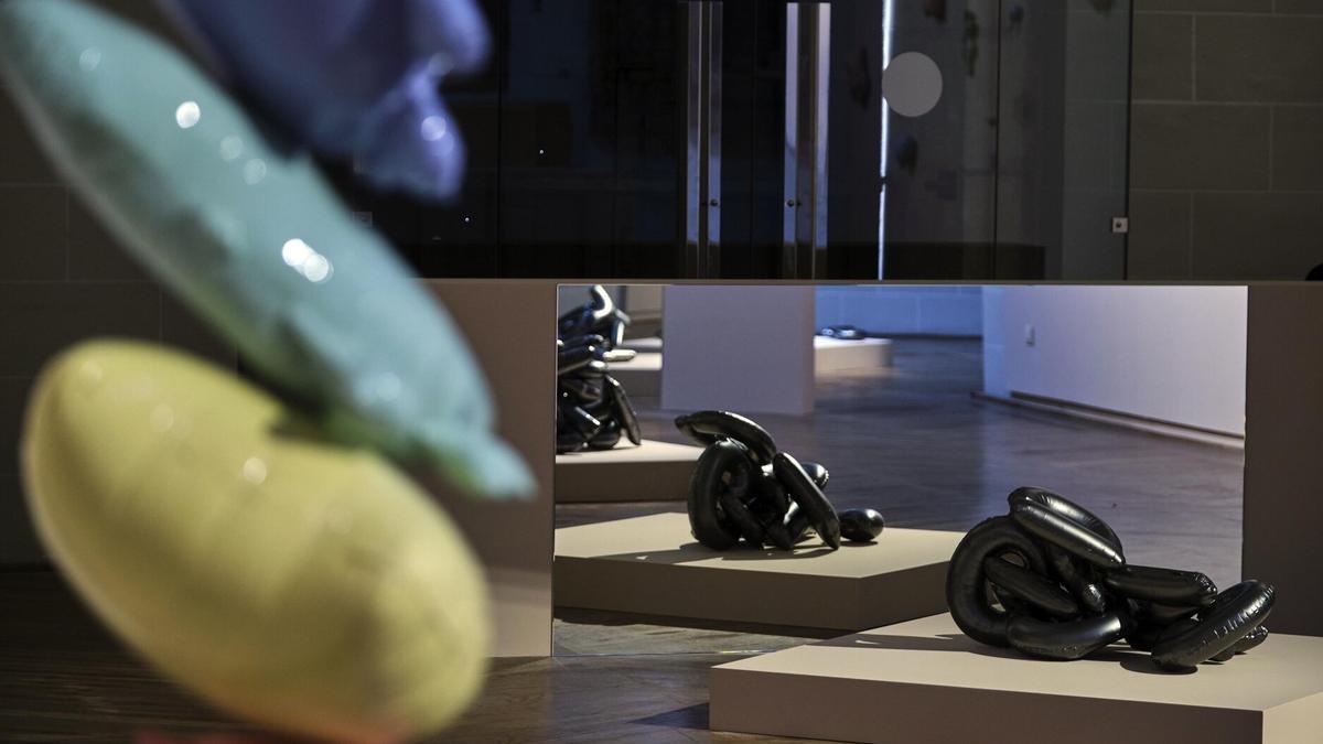 Maite Leyún llena de evocadoras formas en cerámica la capilla del Museo de Navarra