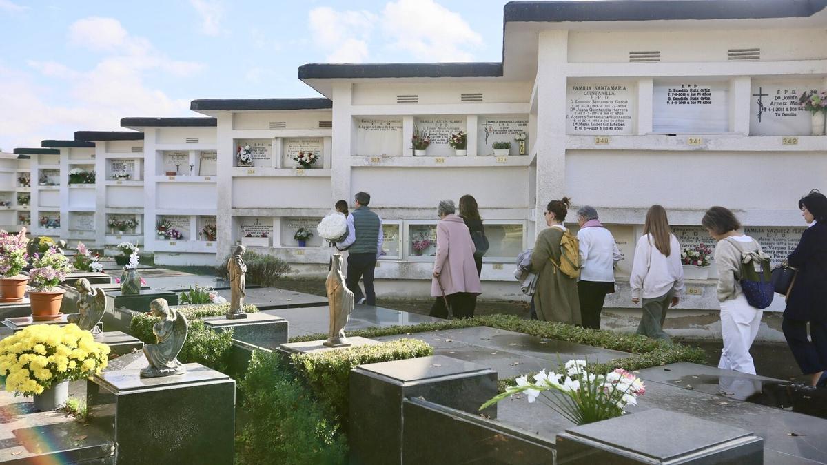 Visitantes en el cementerio El Salvador.