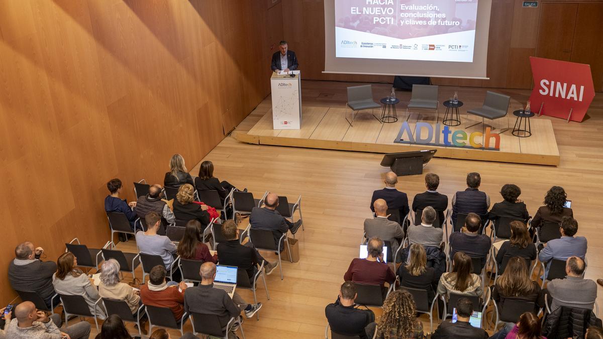 El consejero García, durante su intervención.