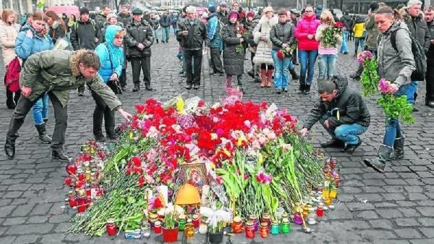 Ucranianos de diferentes partes del país viajaron ayer a Kiev para rendir homenaje a los fallecidos durante los enfrentamientos