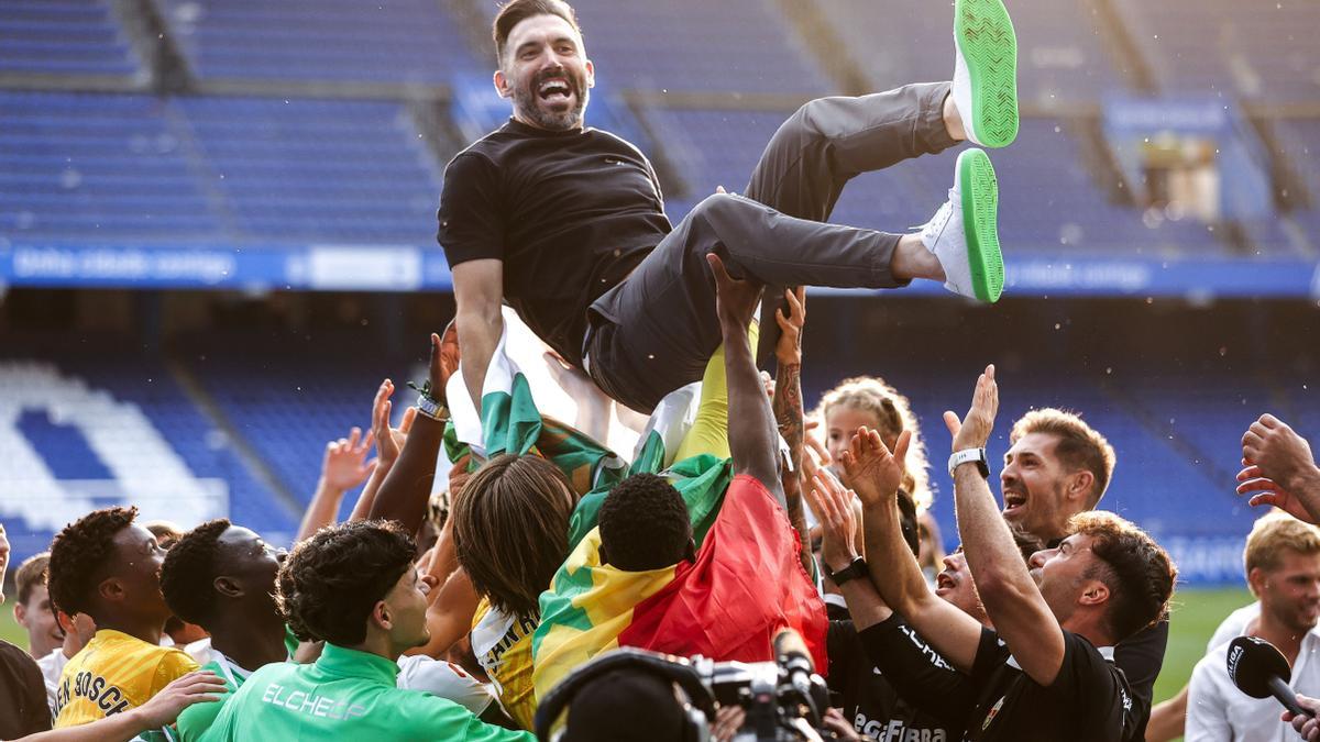 Los jugadores del Elche mantean a Eder Sarabia tras el ascenso a Primera.