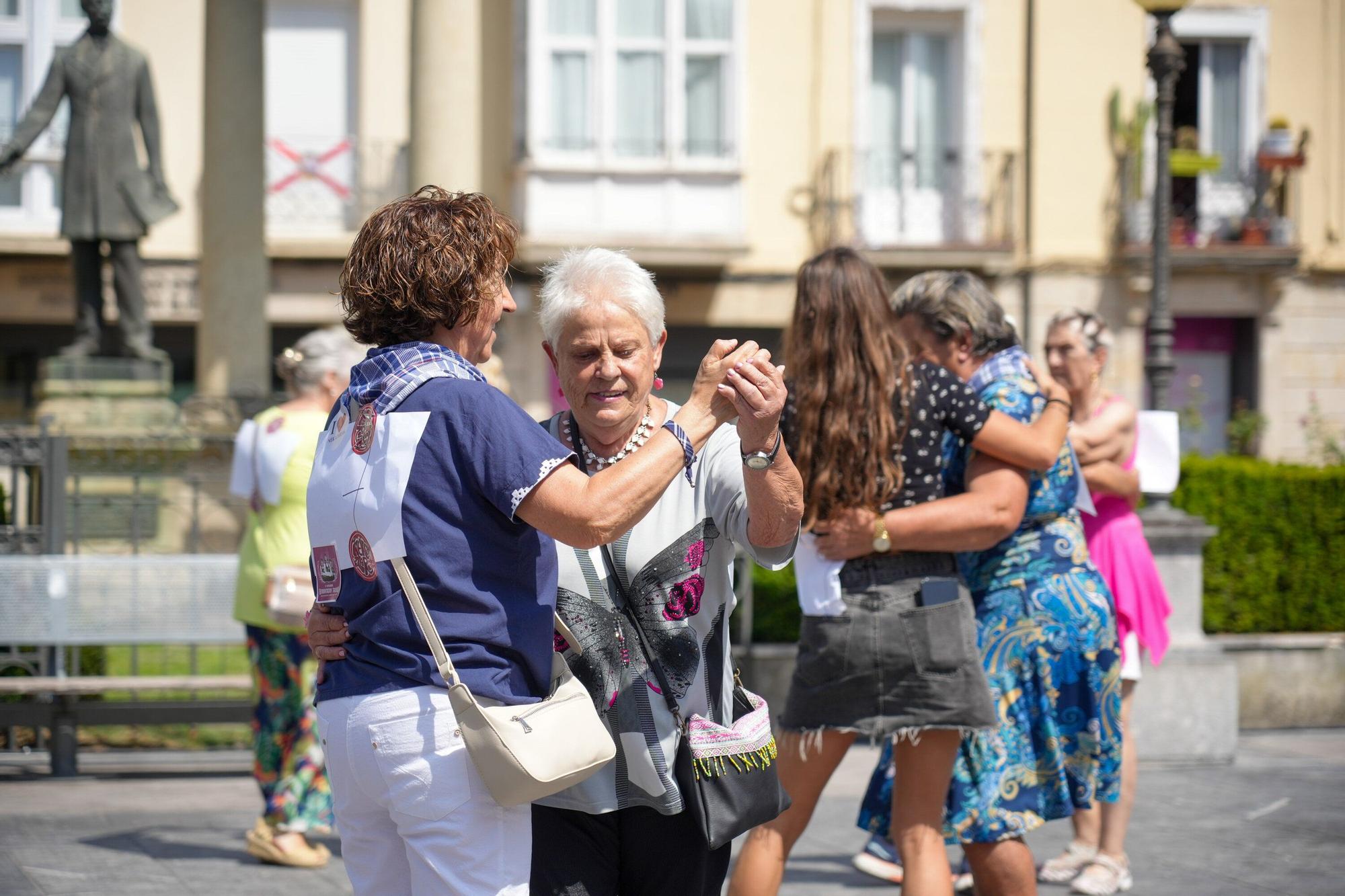 En imágenes: El meneíto veterano llena de bailables la plaza de la Provincia
