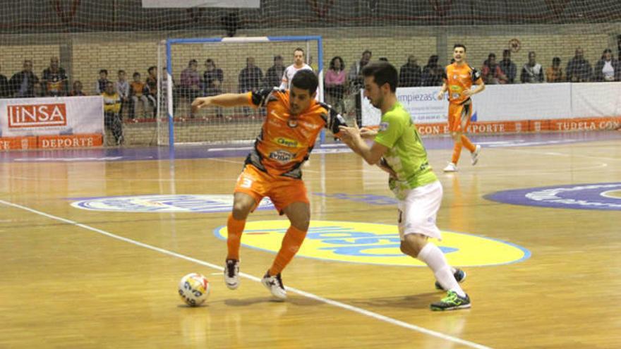 Hamza protete el balón ante Joselito en el partido de la primera vuelta disputado en Tudela.