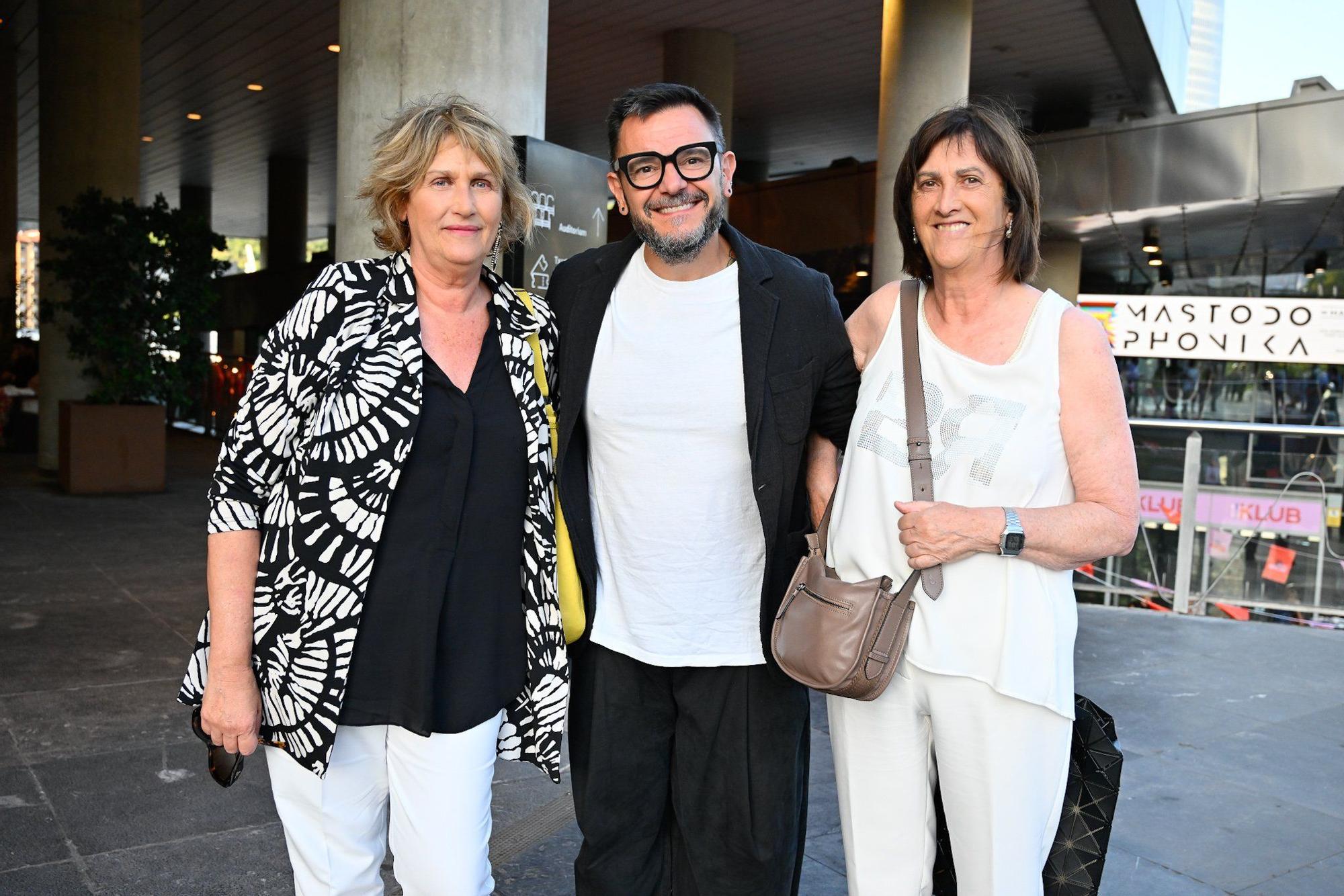 Amaia Aginaga; el director del coro San Juan Bautista de Leioa, Basilio Astúlez y Nerea Aginaga.
