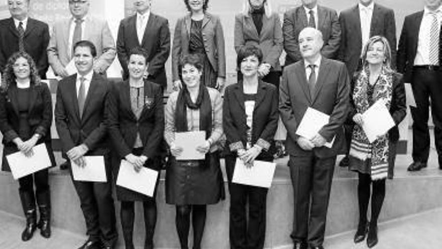 Los galardonados posan con las autoridades.