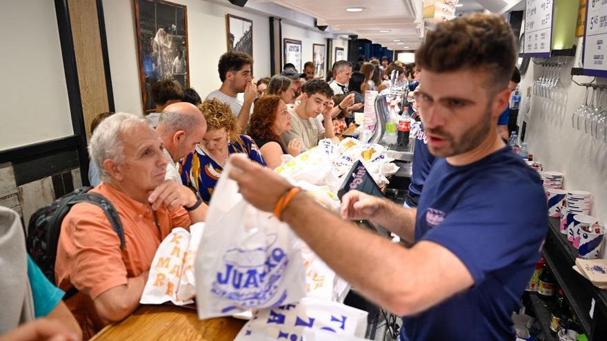 “La gente quiere el pack: bocata, fuegos y helado”