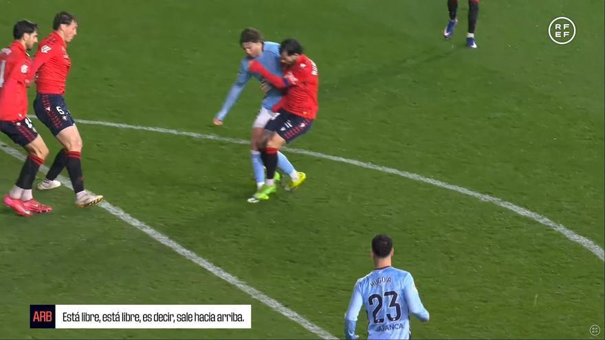 Munuera, en la falta previa a Rubén García: "El pie está libre, sale hacia arriba, es un choque fortuito..."