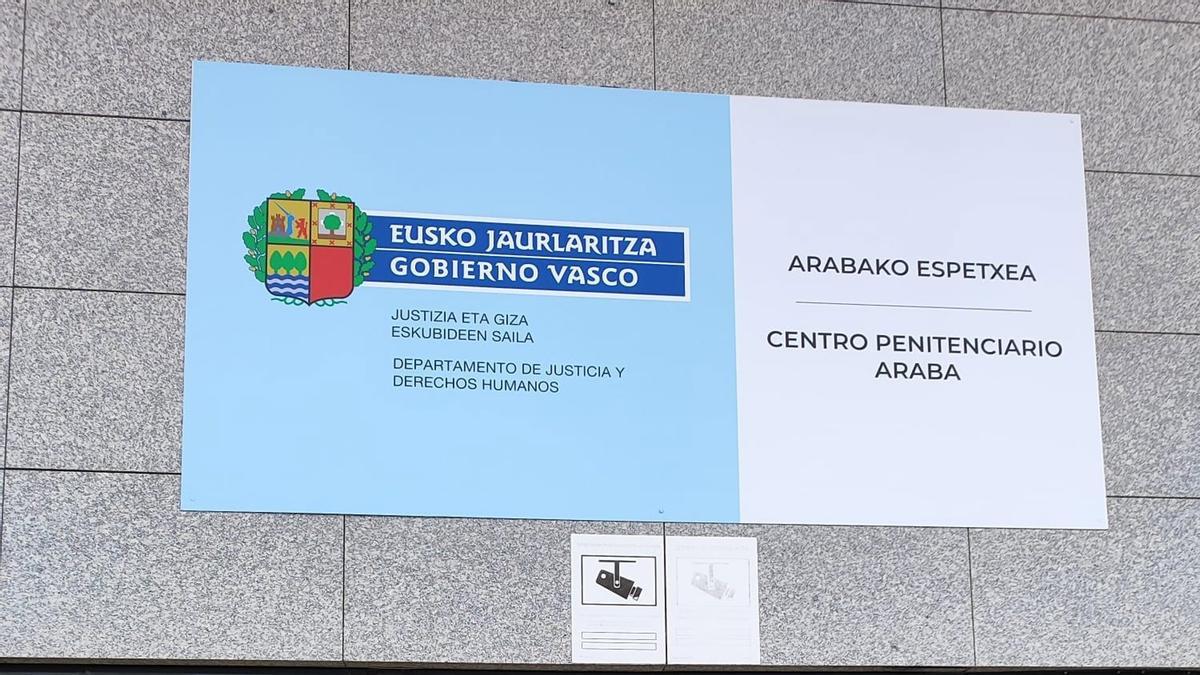 Arabako espetxeko funtzionarioek preso bat erreskatatu dute bere ziegatik sute bat eragin ondoren.