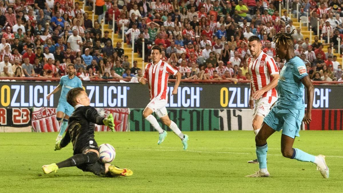 Nico Williams falla su lanzamiento en el encuentro del Athletic ante el Necaxa